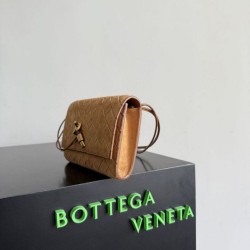 Replica di lusso Pochette Bottega Veneta Andiamo scamosciata Marrone Imitazioni Cloni Pochette Bottega Veneta Andiamo scamosciata Marrone firmate