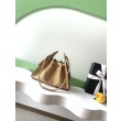 Mini borsa Chanel 26P trapuntata in rafia intrecciata AS5631 marrone