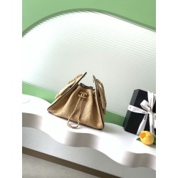 Mini borsa Chanel 26P trapuntata in rafia intrecciata AS5631 marrone