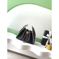 Mini borsa Chanel 26P trapuntata in rafia intrecciata AS5631 Nero