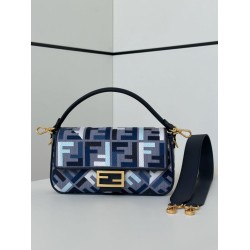 Borsa a tracolla classica Fendi Baguette FF ricamato Blu