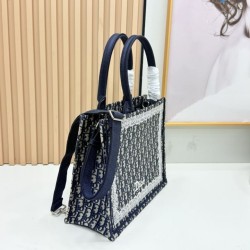 Replica di lusso Borse tote Dior Book con ricami e cornice in pizzo bianco Nero Imitazioni Cloni Borse Replica tote Dior Book con ricami e cornice in pizzo bianco Nero firmate