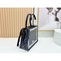 Borse Replica tote Dior Book con ricami e cornice in pizzo bianco Nero