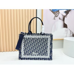 Borse Replica tote Dior Book con ricami e cornice in pizzo bianco Nero