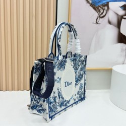 Replica di lusso Imitazioni borse griffate Dior Book Tote piccola/media/grande con ricamo Toile de Jouy blu/bianco Imitazioni Cloni Imitazioni borse griffate Dior Book Tote piccola/media/grande con ricamo Toile de Jouy blu/bianco firmate