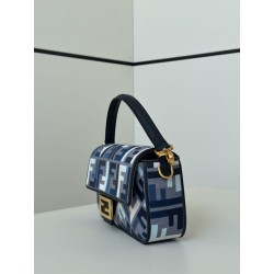Borsa a tracolla classica Fendi Baguette FF ricamato Blu