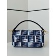 Borsa a tracolla classica Fendi Baguette FF ricamato Blu