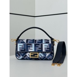 Borsa a tracolla classica Fendi Baguette FF ricamato Blu