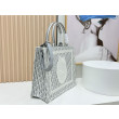 Borse Replica da uomo Dior Book Tote Piccola/Media/Grande con ricamo obliquo e tracolla blu/bianca Borse Replica da uomo Dior Book Tote Piccola/Media/Grande con ricamo obliquo e tracolla blu/bianca
