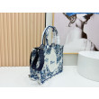 Imitazioni borse griffate Dior Book Tote piccola/media/grande con ricamo Toile de Jouy blu/bianco Imitazioni borse griffate Dior Book Tote piccola/media/grande con ricamo Toile de Jouy blu/bianco