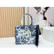 Imitazioni borse griffate Dior Book Tote piccola/media/grande con ricamo Toile de Jouy blu/bianco Imitazioni borse griffate Dior Book Tote piccola/media/grande con ricamo Toile de Jouy blu/bianco