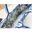 Imitazioni borse griffate Dior Book Tote piccola/media/grande con ricamo Toile de Jouy blu/bianco Imitazioni borse griffate Dior Book Tote piccola/media/grande con ricamo Toile de Jouy blu/bianco