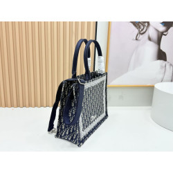 Borse Replica tote Dior Book con ricami e cornice in pizzo bianco Nero