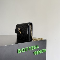 Replica di lusso Borsa a tracolla Andiamo di Bottega Veneta su catena Nero Imitazioni Cloni Borsa a tracolla Andiamo di Bottega Veneta su catena Nero firmate