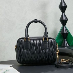 Replica di lusso Borsa tote Miu Miu Arcadie nappa trapuntata 5BB123 nera Imitazioni Cloni Borsa tote Miu Miu Arcadie nappa trapuntata 5BB123 nera firmate