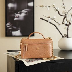 Cloni Chanel 26P Beauty case sottile con manico superiore trapuntato e catena AP5100 Marrone firmate