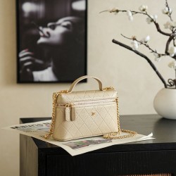Replica di lusso Chanel 26P Beauty case sottile con manico superiore trapuntato e catena AP5100 Beige Imitazioni Cloni Chanel 26P Beauty case sottile con manico superiore trapuntato e catena AP5100 Beige firmate