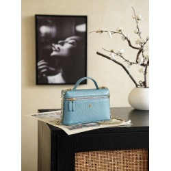 Chanel 26P Beauty case sottile con manico superiore trapuntato e catena AP5100 Blu