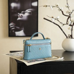 Replica di lusso Chanel 26P Beauty case sottile con manico superiore trapuntato e catena AP5100 Blu Imitazioni Cloni Chanel 26P Beauty case sottile con manico superiore trapuntato e catena AP5100 Blu firmate