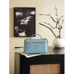 Chanel 26P Beauty case sottile con manico superiore trapuntato e catena AP5100 Blu