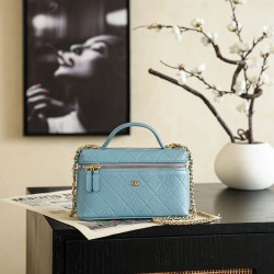Cloni Chanel 26P Beauty case sottile con manico superiore trapuntato e catena AP5100 Blu firmate