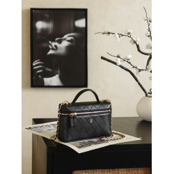 Chanel 26P Beauty case sottile con manico superiore trapuntato e catena AP5100 nero