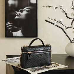 Replica di lusso Chanel 26P Beauty case sottile con manico superiore trapuntato e catena AP5100 nero Imitazioni Cloni Chanel 26P Beauty case sottile con manico superiore trapuntato e catena AP5100 nero firmate