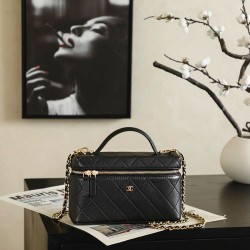 Cloni Chanel 26P Beauty case sottile con manico superiore trapuntato e catena AP5100 nero firmate