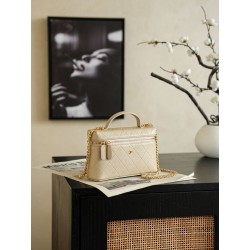 Chanel 26P Beauty case sottile con manico superiore trapuntato e catena AP5100 Beige