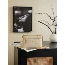 Chanel 26P Beauty case sottile con manico superiore trapuntato e catena AP5100 Beige