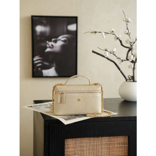 Chanel 26P Beauty case sottile con manico superiore trapuntato e catena AP5100 Beige