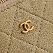 Chanel 26P Beauty case sottile con manico superiore trapuntato e catena AP5100 Beige
