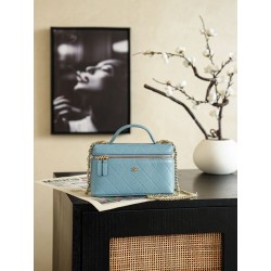 Chanel 26P Beauty case sottile con manico superiore trapuntato e catena AP5100 Blu
