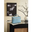 Chanel 26P Beauty case sottile con manico superiore trapuntato e catena AP5100 Blu