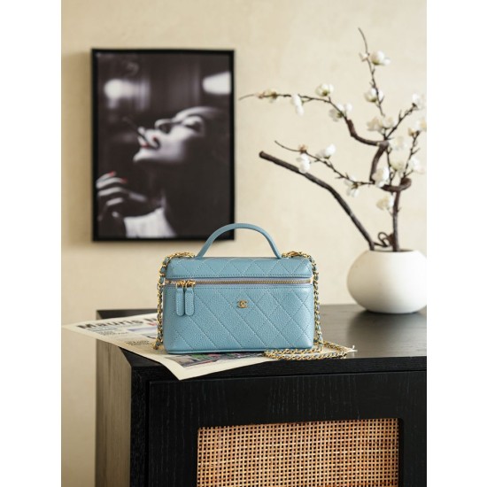 Chanel 26P Beauty case sottile con manico superiore trapuntato e catena AP5100 Blu
