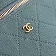 Chanel 26P Beauty case sottile con manico superiore trapuntato e catena AP5100 Blu