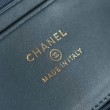 Chanel 26P Beauty case sottile con manico superiore trapuntato e catena AP5100 Blu