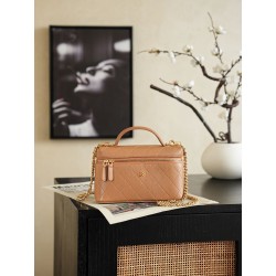 Chanel 26P Beauty case sottile con manico superiore trapuntato e catena AP5100 Marrone