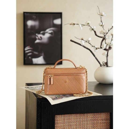 Chanel 26P Beauty case sottile con manico superiore trapuntato e catena AP5100 Marrone