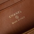 Chanel 26P Beauty case sottile con manico superiore trapuntato e catena AP5100 Marrone