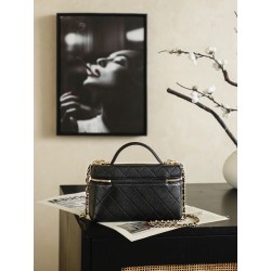Chanel 26P Beauty case sottile con manico superiore trapuntato e catena AP5100 nero