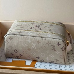 Replica di lusso Pochette cosmetica Louis Vuitton con stampa a rilievo M26191 Imitazioni Cloni Pochette cosmetica Louis Vuitton con stampa a rilievo M26191 firmate