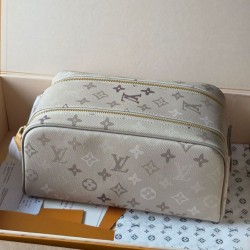 Cloni Pochette cosmetica Louis Vuitton con stampa a rilievo M26191 firmate