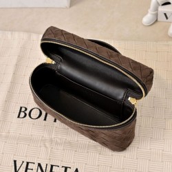 Borse Beauty case Bottega Veneta trucco scamosciata caffè