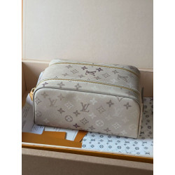 Pochette cosmetica Louis Vuitton con stampa a rilievo M26191
