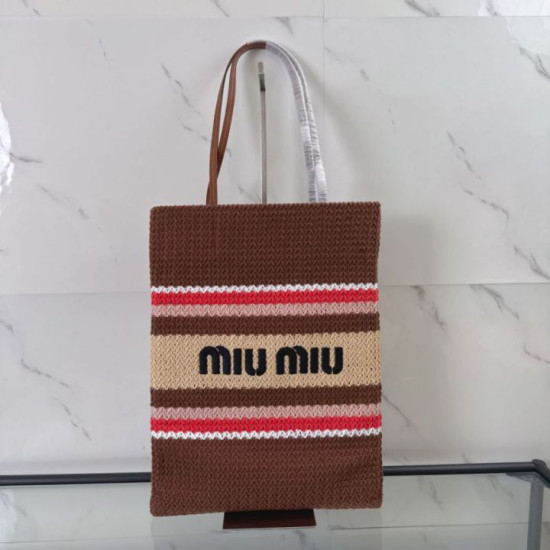 Borsa tote Miu Miu crochet rafia 5BG248 con ricami verticali Borsa tote Miu Miu crochet rafia 5BG248 con ricami verticali
