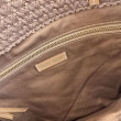 Borsa tote Miu Miu crochet rafia 5BG248 con ricami verticali Borsa tote Miu Miu crochet rafia 5BG248 con ricami verticali