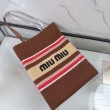 Borsa tote Miu Miu crochet rafia 5BG248 con ricami verticali Borsa tote Miu Miu crochet rafia 5BG248 con ricami verticali