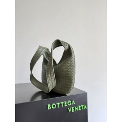 Bora Pari all'originale replica hobo da uomo di Bottega Veneta Veneto