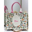 Borse Firmate Replica tote Dior Book multicolore con ricamo Daisy Garden e manico rosa